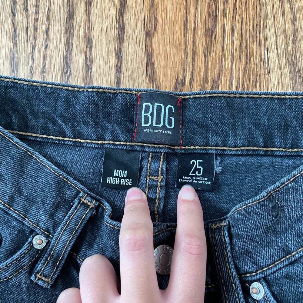 Black washed BDG high rise mom shorts! 🖤